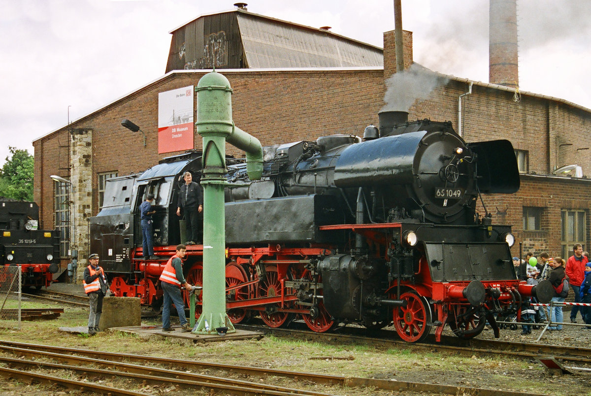 22. Mai 2004, Dresden, Dampfloktreffen, die im Bw Arnstadt beheimatete DR-Neubaulok 65 1049 ist zu Gast.