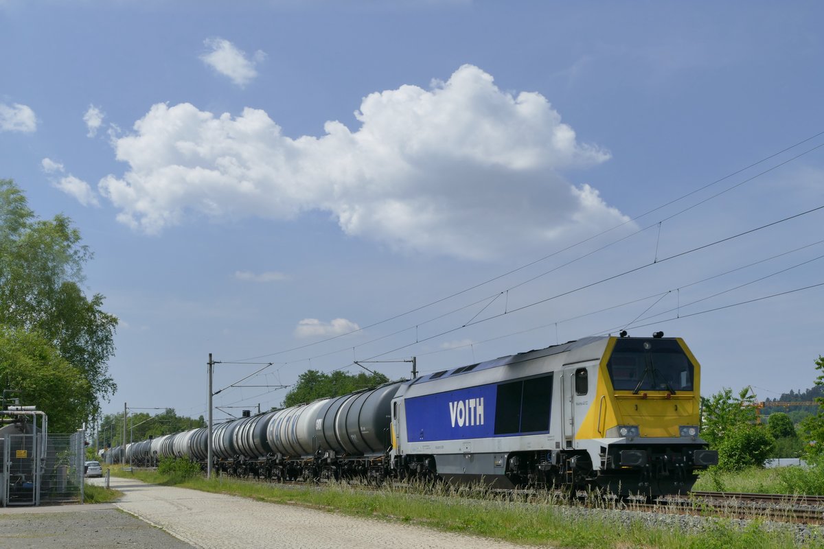 22. Mai 2018, Ein Kesselwagenzug, bespannt mit einer VOITH-Maxima 40 CC, fährt in Richtung Saalfeld durch Küps.