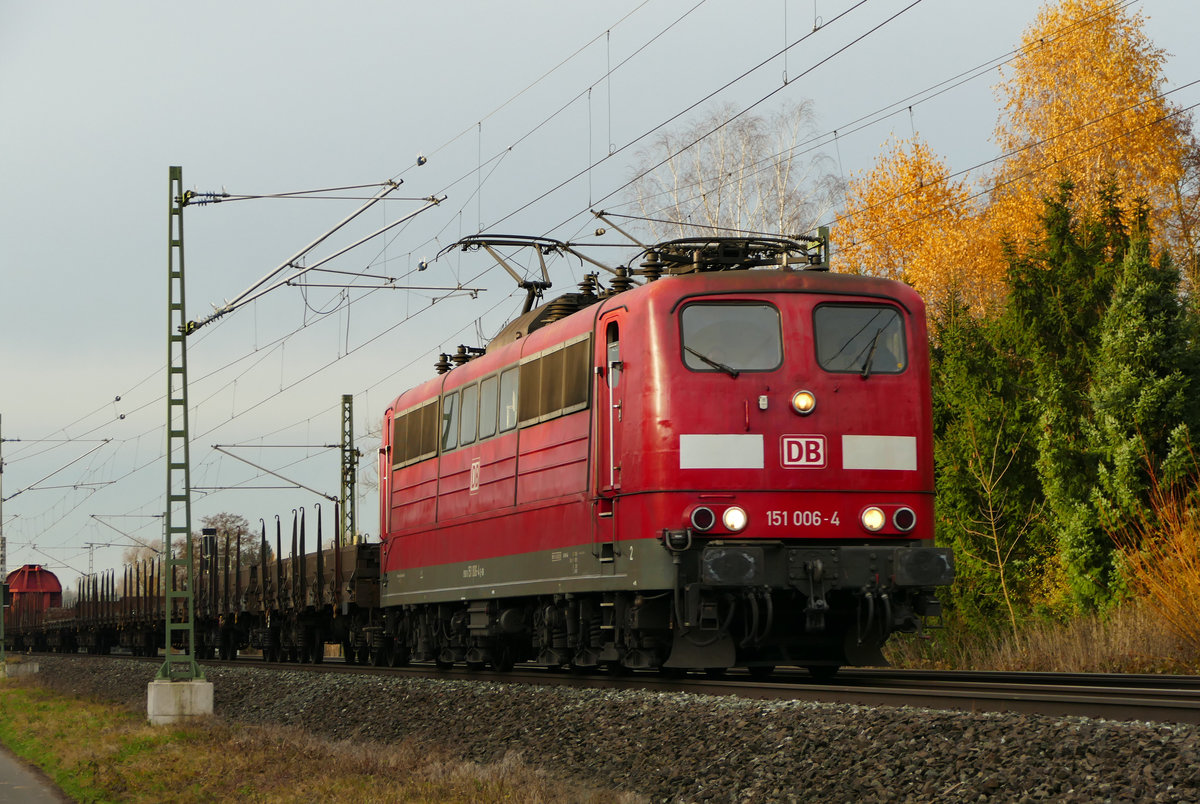 22. November 2016, Lok 151 006 fährt mit einem Güterzug  kurz vor Küps in Richtung Saalfeld.