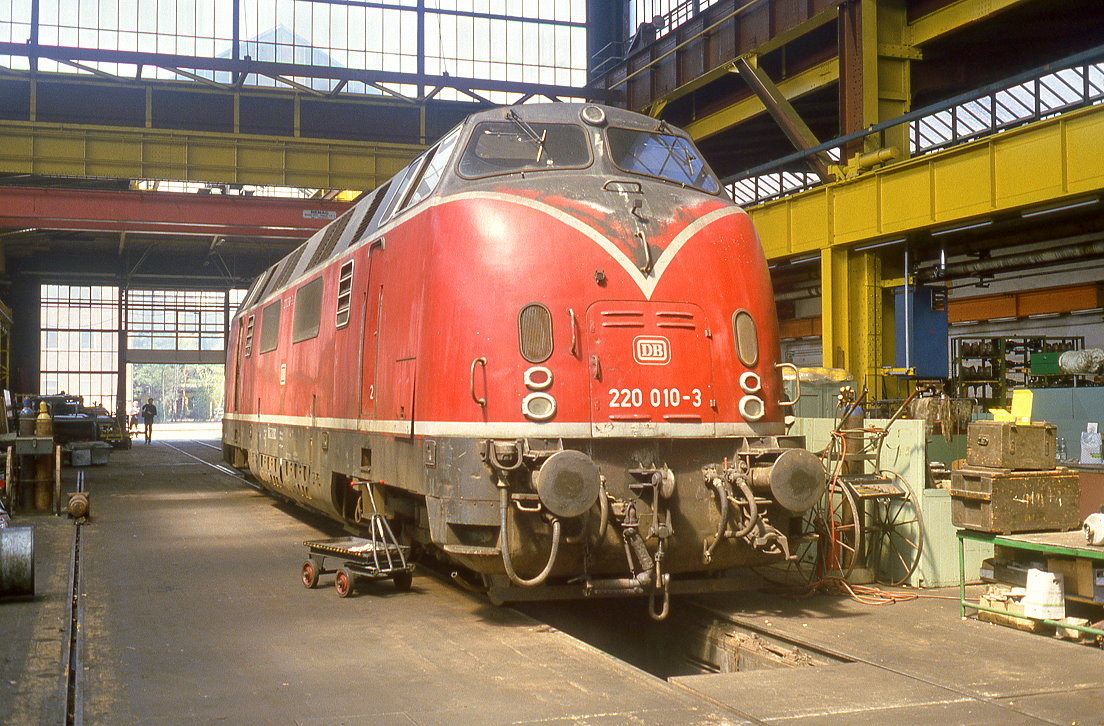 220 010, Ausbesserungswerk Nürnberg, 25.04.1984.
