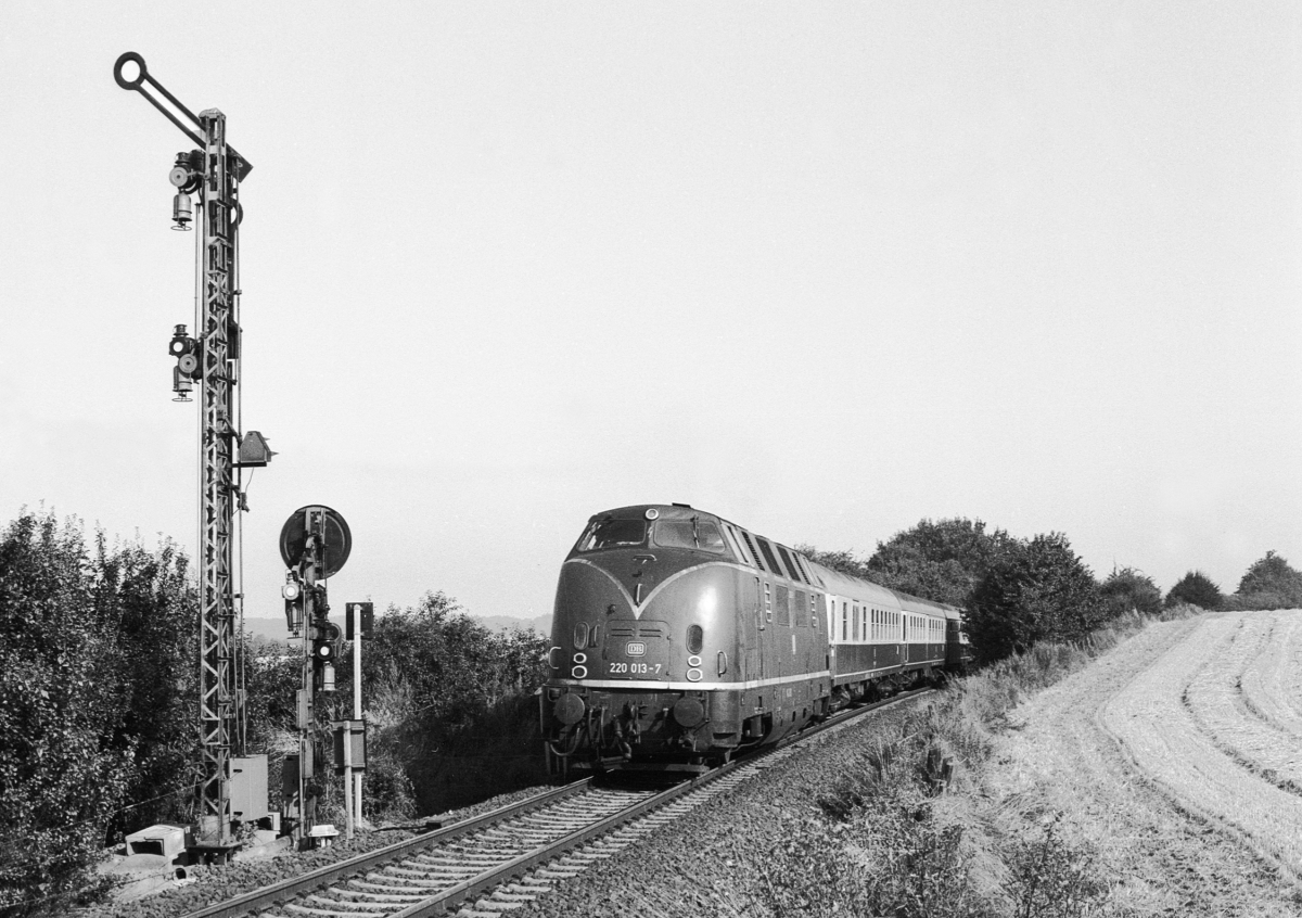 220 013, Einfahrsignal Ratzeburg aus Richtung Lübeck, 11.8.1983.