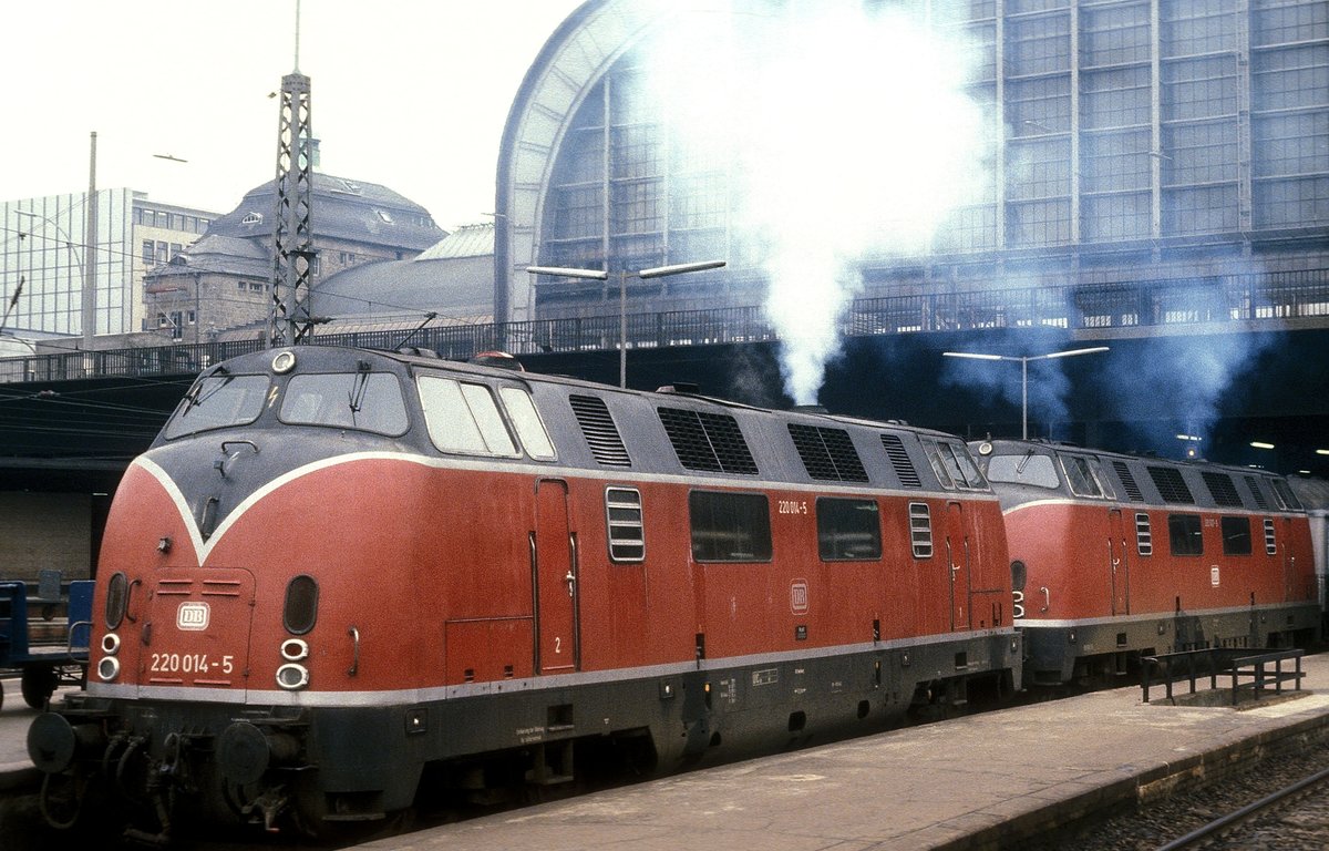 220 014 + 220 007  Hamburg Hbf