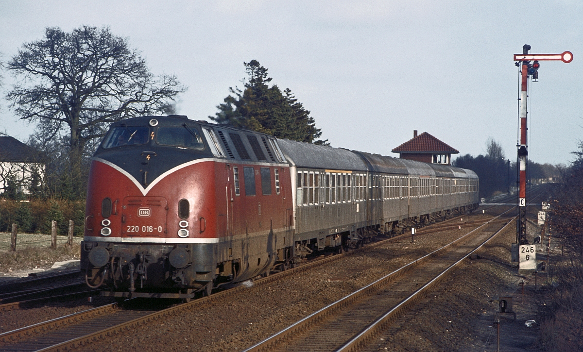220 016 mit Eilzug in Cadenberge (8.4.1980)