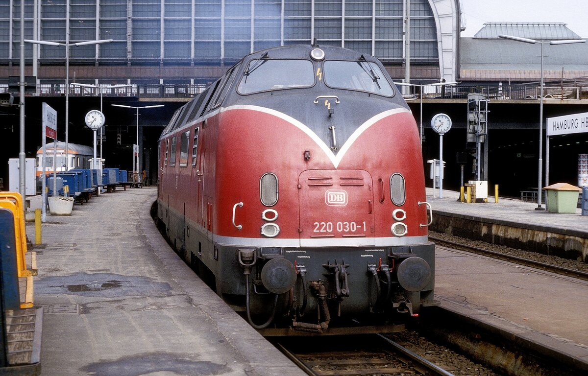 220 030  Hamburg Hbf  03.79
