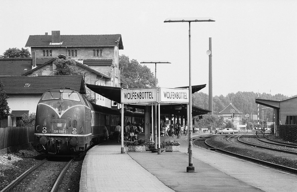 220 030 mit dem  Heckeneilzug  3230 Gttingen - Kiel (ber Wittingen) in Wolfenbttel (12.8.1983).