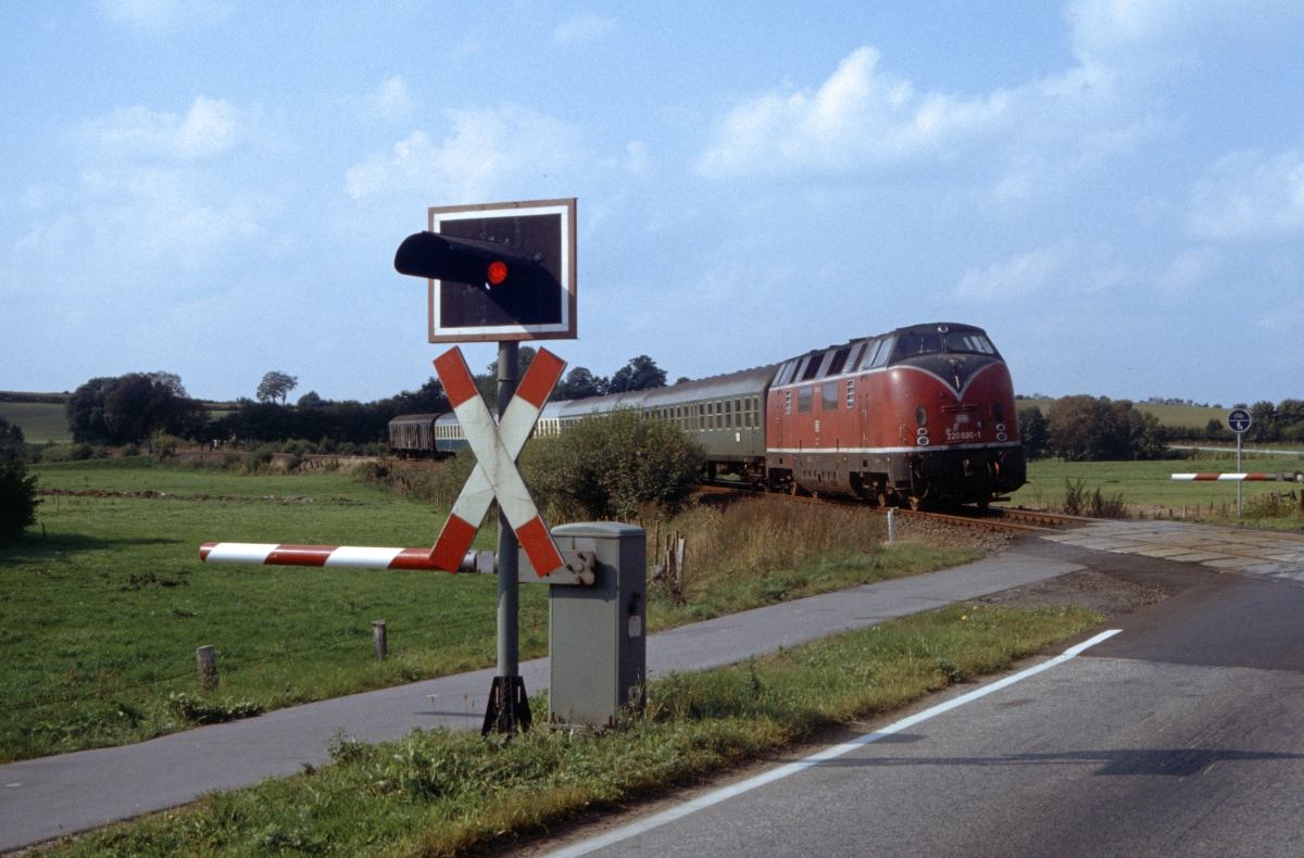 220 030 mit Eilzug zwischen Ascheberg und Pln (23.8.1980).