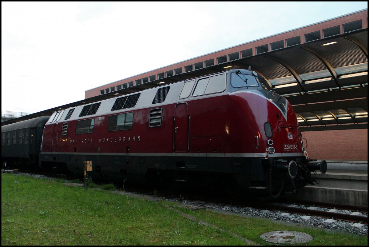220 033-5 als Schublok am Sonderzug der 01 1066 die bald zu einer langwierigen Kessel-Hauptuntersuchung muß. Bf Wilhelmshaven 26/06/2015