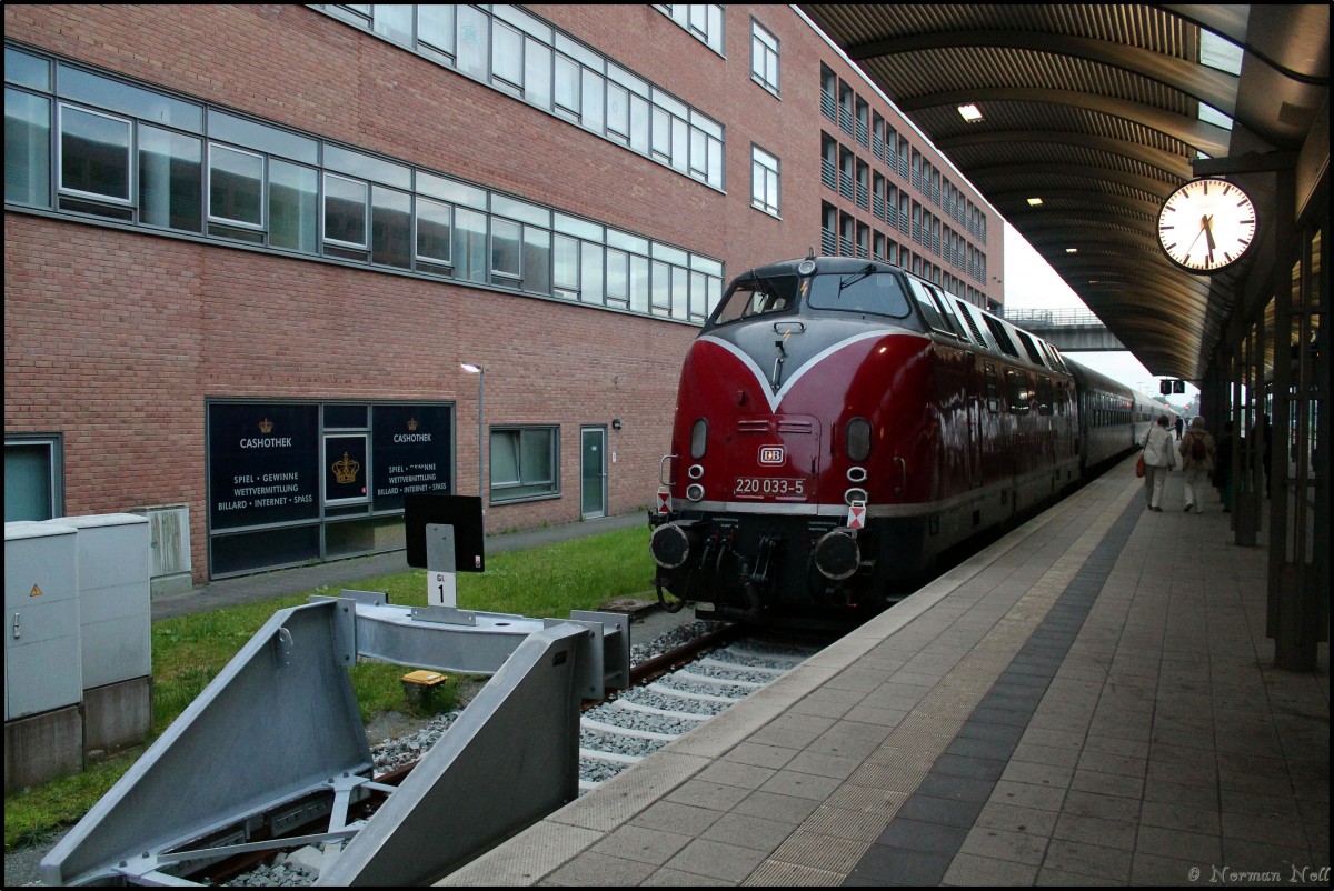 220 033-5 als Schublok am Sonderzug der 01 1066 die bald zu einer langwierigen Kessel-Hauptuntersuchung muß. Bf Wilhelmshaven 27/06/2015