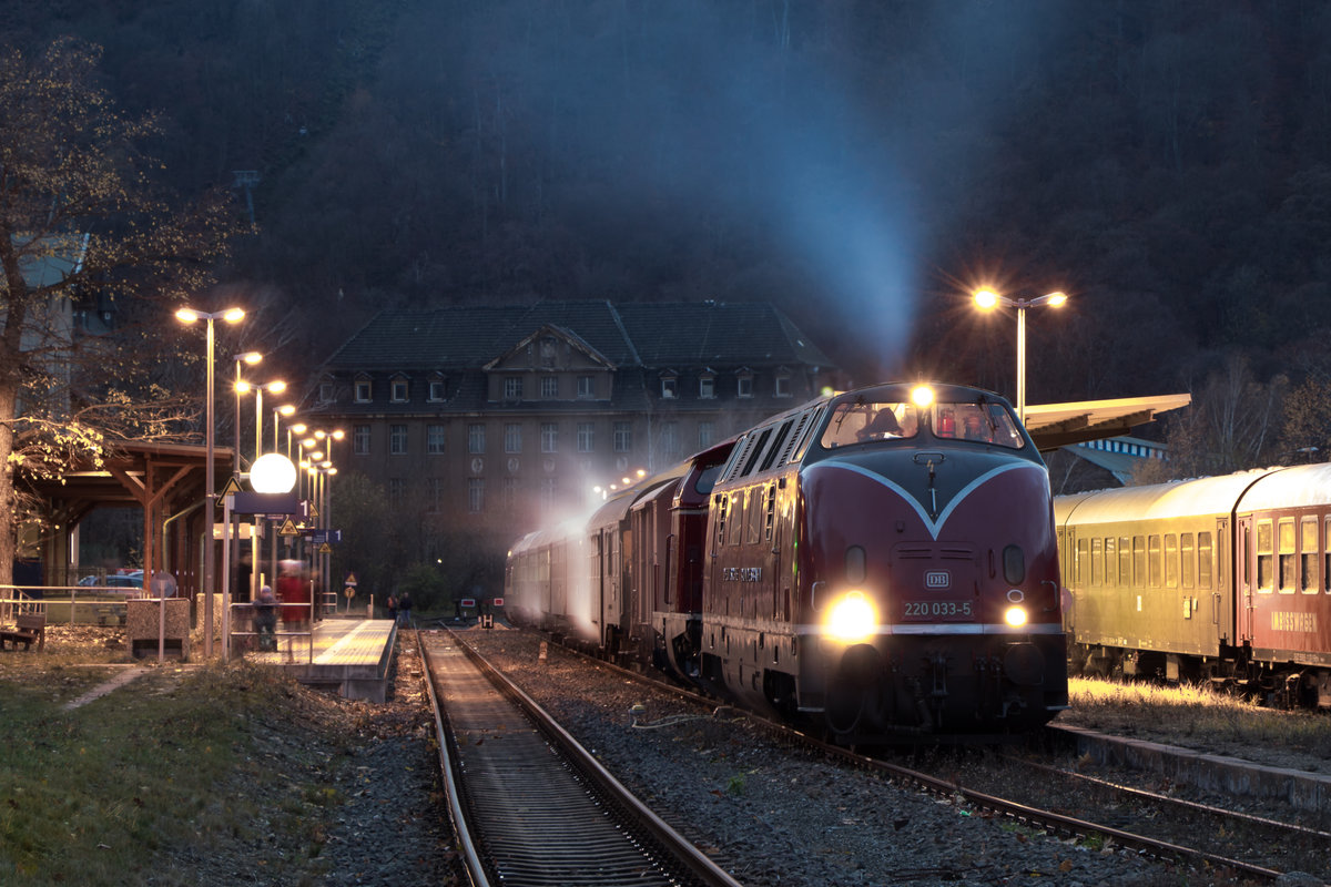 220 033-5 stand am 30. November 2019 in Thale in der Abstellung. Hier kurz vor der Rückfahrt. 