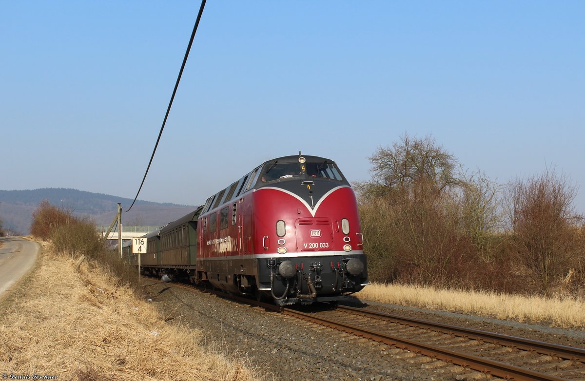220 033 DB mit dem NZR-Sonderzug von Hamm (Westf.) nach Wernigerode bei Stroit am 03.03.2018