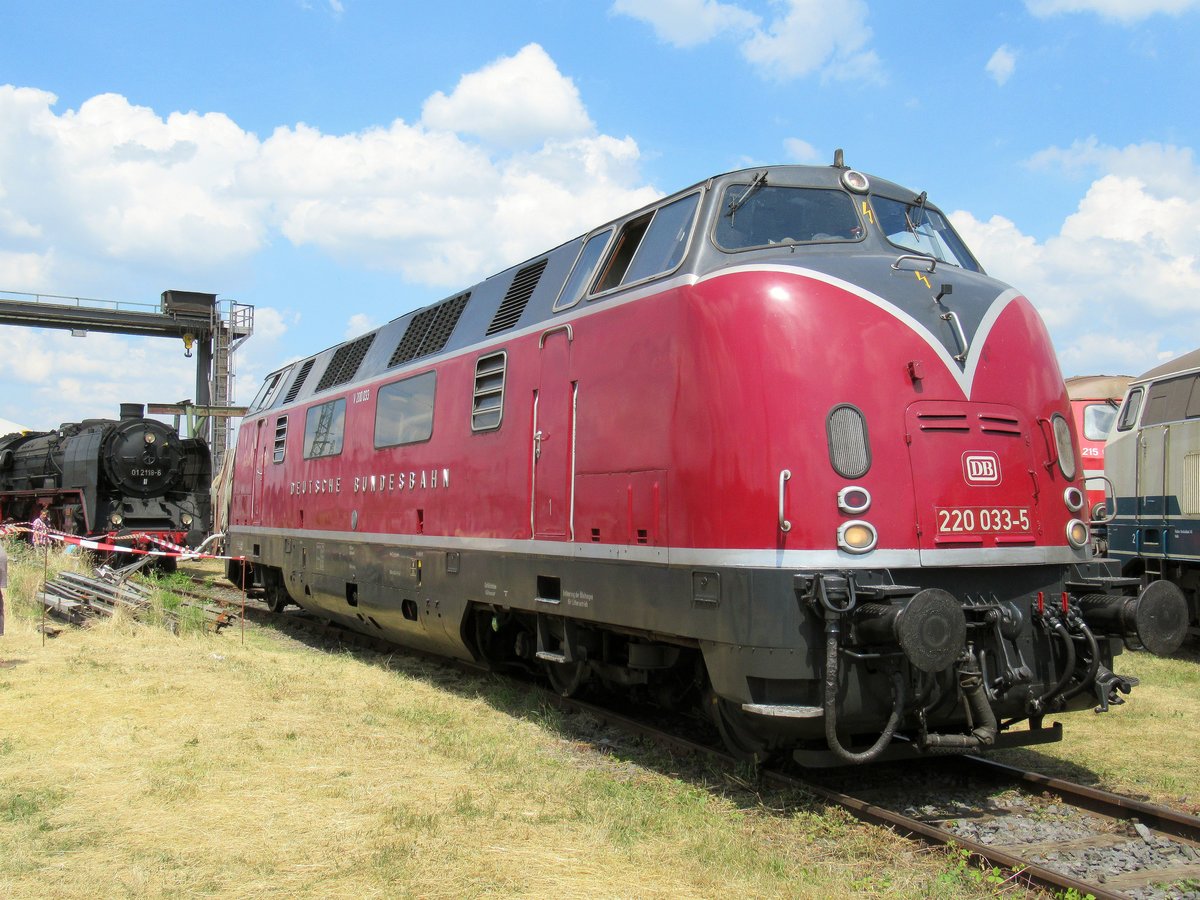 220 033 der Hammer Eisenbahnfreunde am 22.06.19 auf dem DB Sommerfest in Koblenz-Lützel.