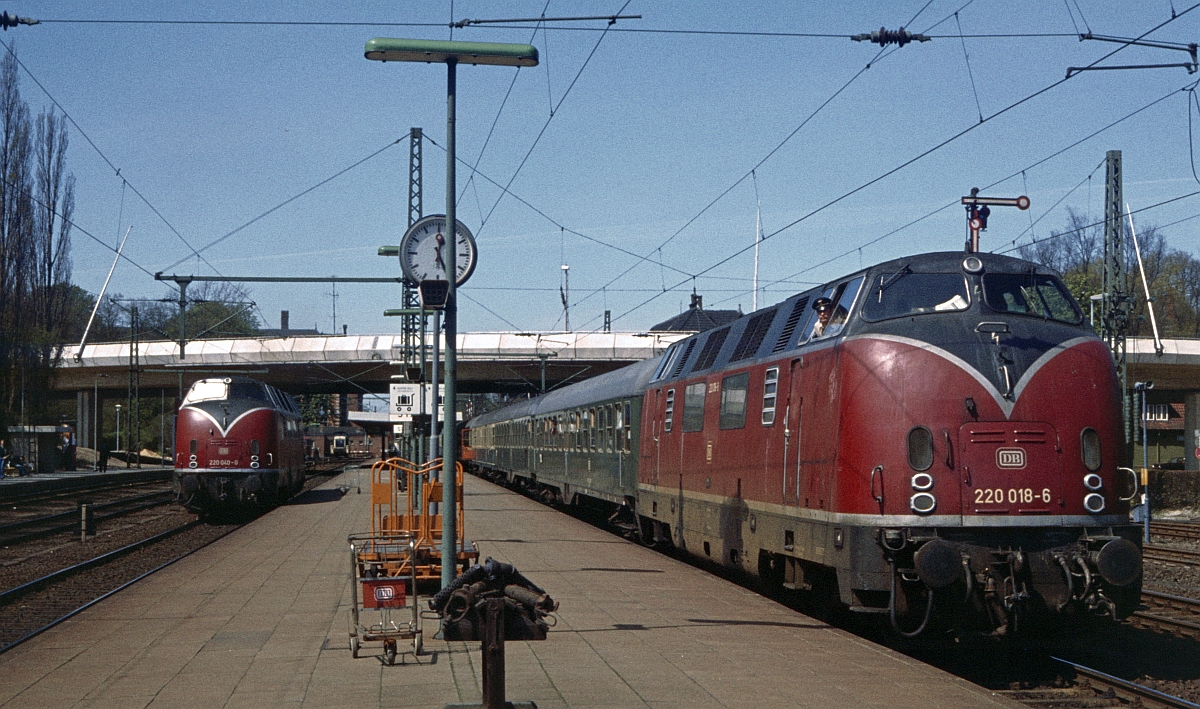 220 040 hat ihre Kurswagen aus Bremerhaven an den Eilzug aus Cuxhaven mit 220 018 bergeben. Stade, April 1981.