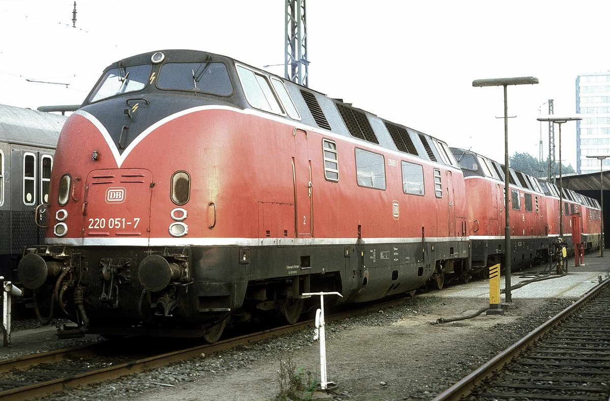 220 051  Bw Hamburg Hbf  02.10.82