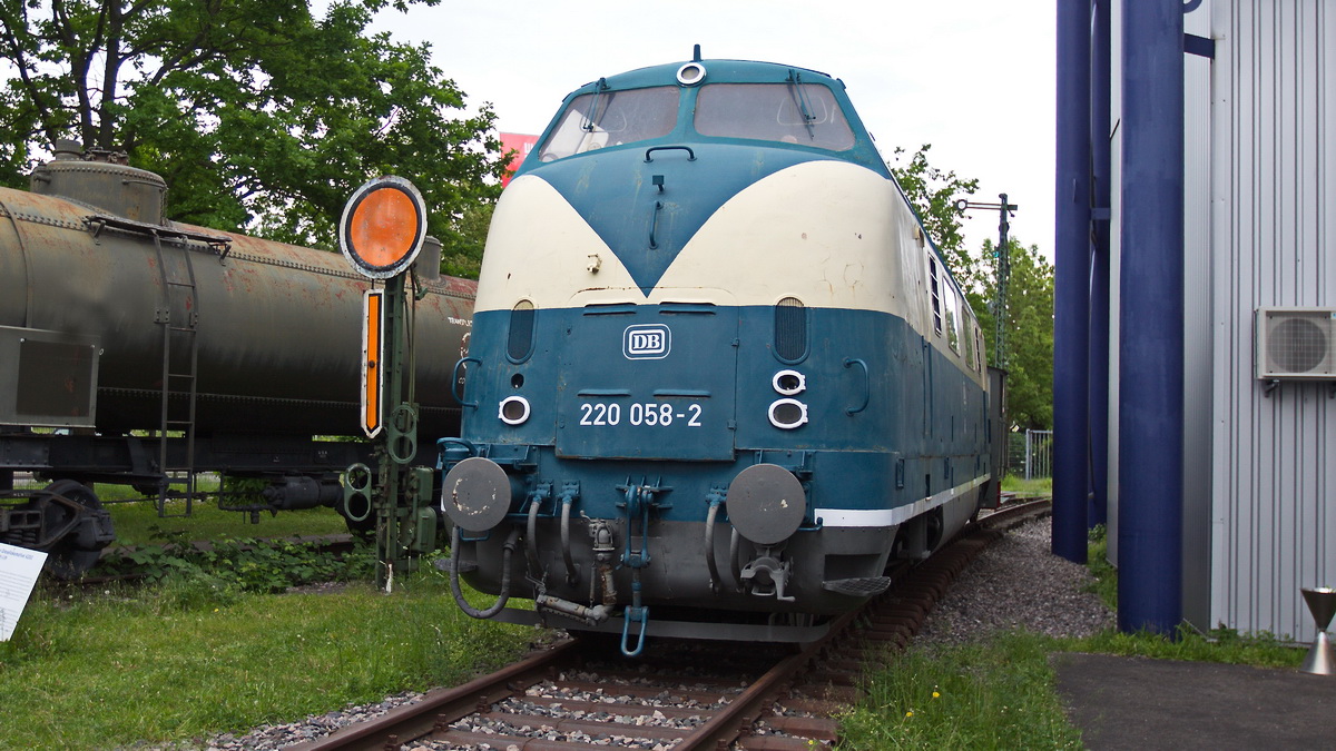 220 058-2 im Technik Museum Speyer am  19. Mai 2023.
