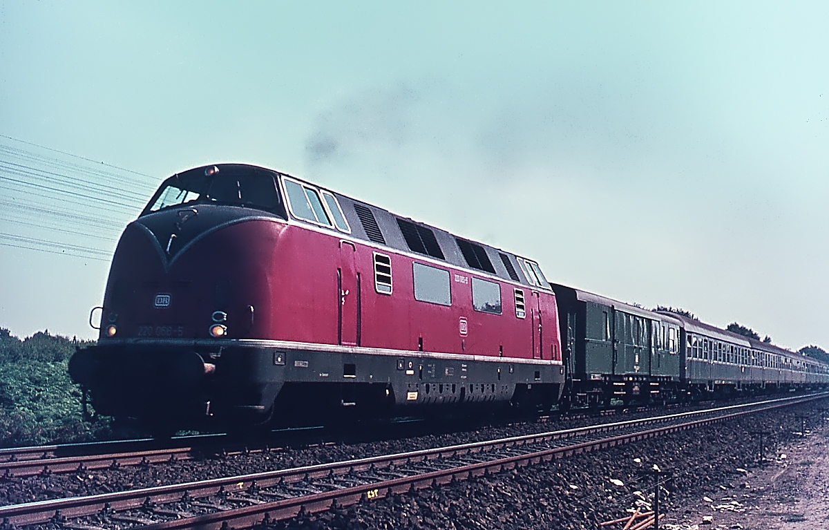 220 066-5 hat am 31.08.1974 Rheine verlassen und sich mit einem Eilzug auf den Weg Richtung Emden gemacht. Silberlinge und ein Vorkriegs-Gepäckwagen waren damals die Standardgarnitur für diese Züge.