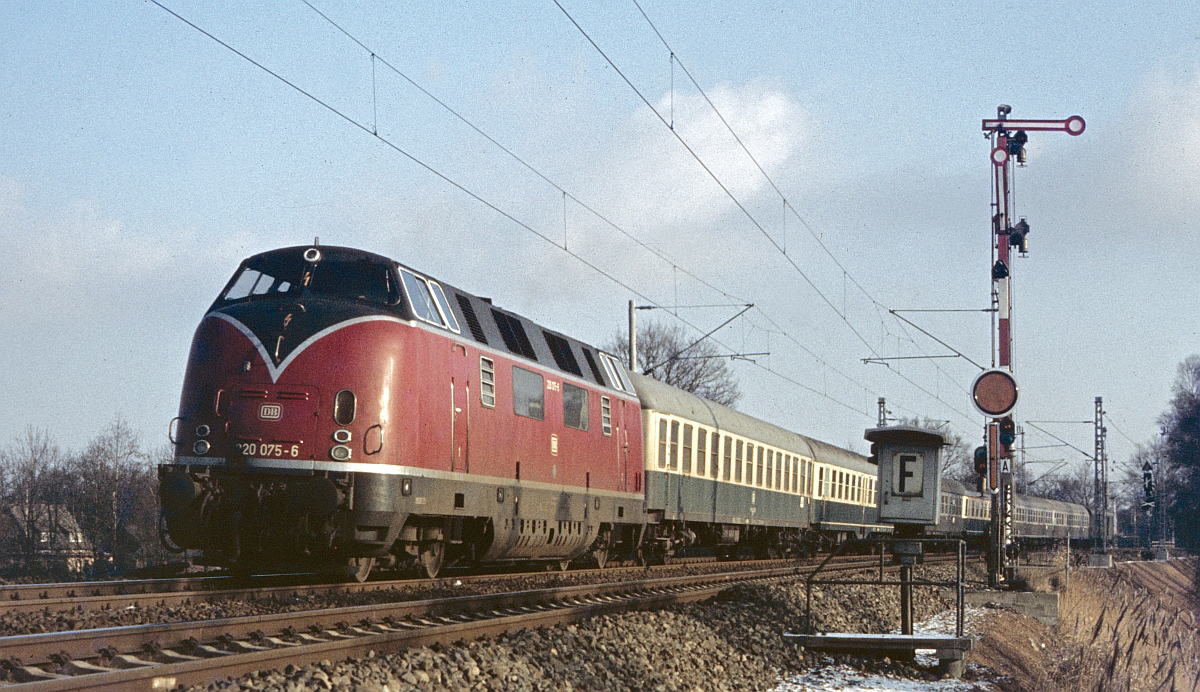 220 075 am 26.1.1980 bei Hude.
Strecke Oldenburg - Bremen fehlt !?
