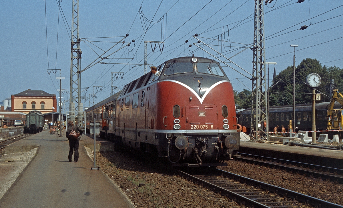220 075 im August 1979 in Leer.