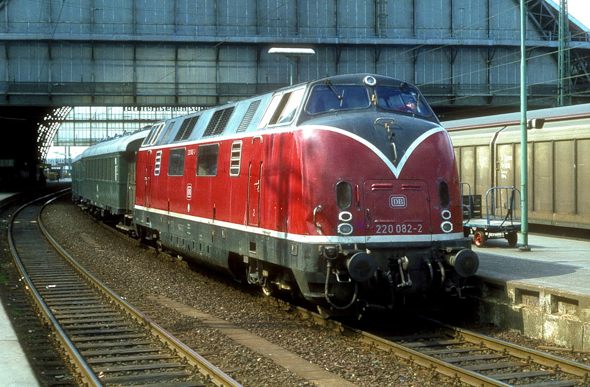 220 082  Bremen Hbf  xx.05.79