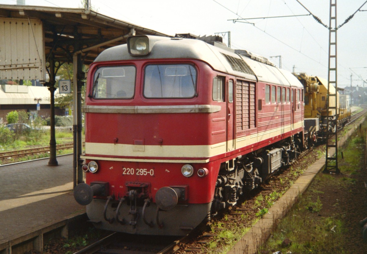 220 295 mit Bauzug am 23.09.1998 in Lehrte