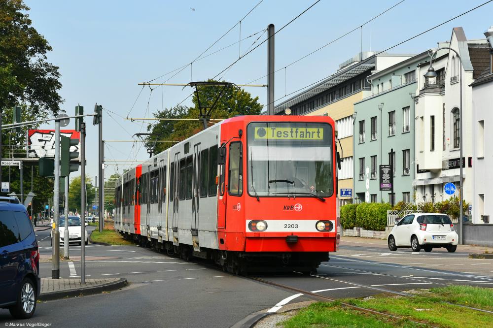 2203 und 2302 auf der Aachener Straße in Junkersdorf während einer Testfahrt am 25.08.2019.