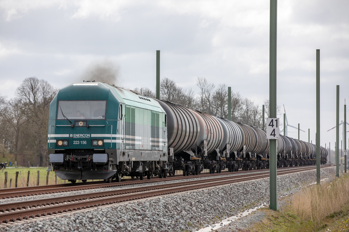 22.04.2021 - Idagroden - Tankzug zwischen Varel und Sande, nordwärts fahrend; gezogen von der ENERCON 223 166