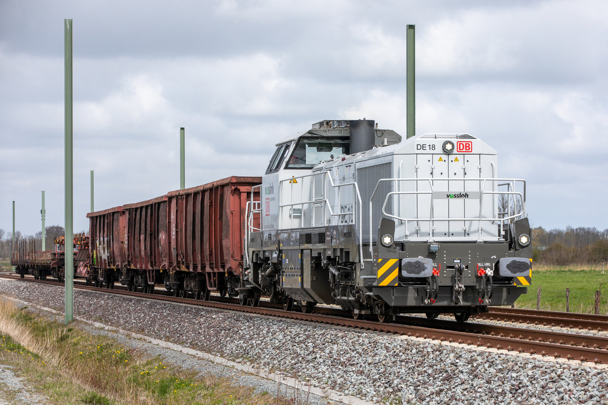 22.04.2021 - Idagroden - Vossloh DE18 Mietlok DB BR 4185 042-3 mit einem kurzen Güterzug zwischen Sande und Varel - südwärts fahrend. Die Lok ist von der DB angemietet. Vermieter: D-NRAIL.