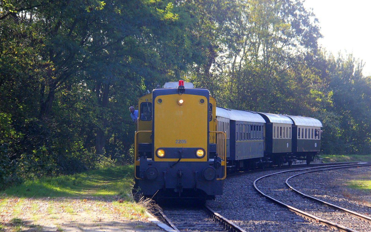 2205 der NS kommt mit einem Sonderzug aus Simpelveld(NL) nach Kerkrade(NL) und fährt in Kerkrade(NL) ein.
Aufgenommen Bahnsteig in Kerkrade(NL).
Bei schönem Herbstwetter am Nachmittag vom 21.10.2018.