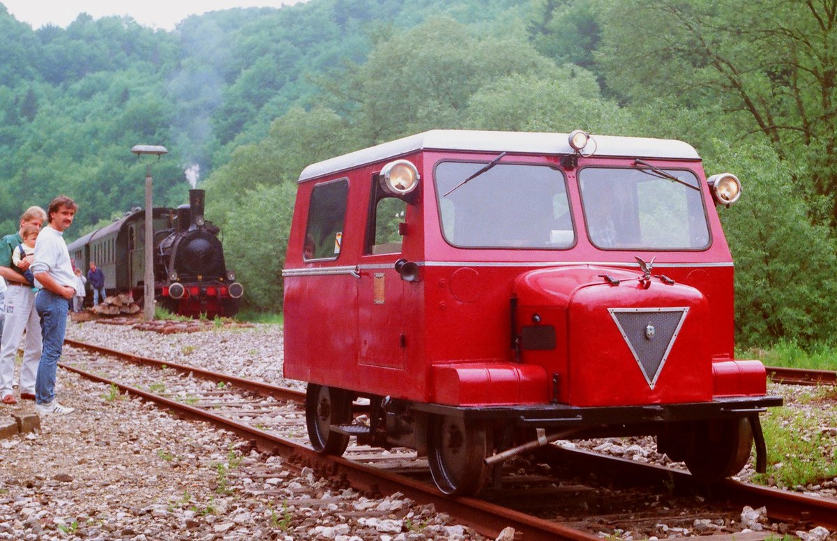 22.05.1988, Dampfbahn Fränkische Schweiz (DFS) Pfingsten in Behringersmühle.  Wer zu spät kommt, den bestraft das Leben  - oder muss dem Zug mit diesem  Bahndienstfahrzeug hinterher fahren ??? Das Vehikel fand heute auf jeden Fall liebevolle Beachtung. 