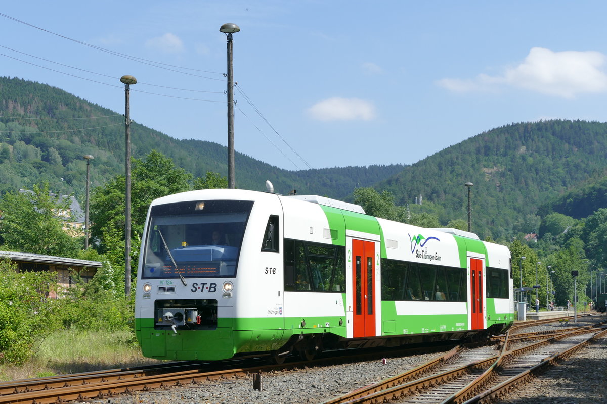 22.06.2019, Heute feiert PIKO in Sonneberg das 70. Jahr seines Bestehens. Selbstverständlich reisten auch Besucher mit Sonderzügen an. Ich habe in Rauenstein, dem Bahnhof mit der Spitzkehre, auf den in Ilmenau gestarteten Zug gewartet. In der Zwischenzeit konnte ich bei der Kehrfahrt der planmäßigen Züge der Süd-Thüringen-Bahn die Wirkungsweise der Rückfallweichen an der doppelten Gleisverbindung beobachten. VT 124 fährt nach Bad Salzungen.