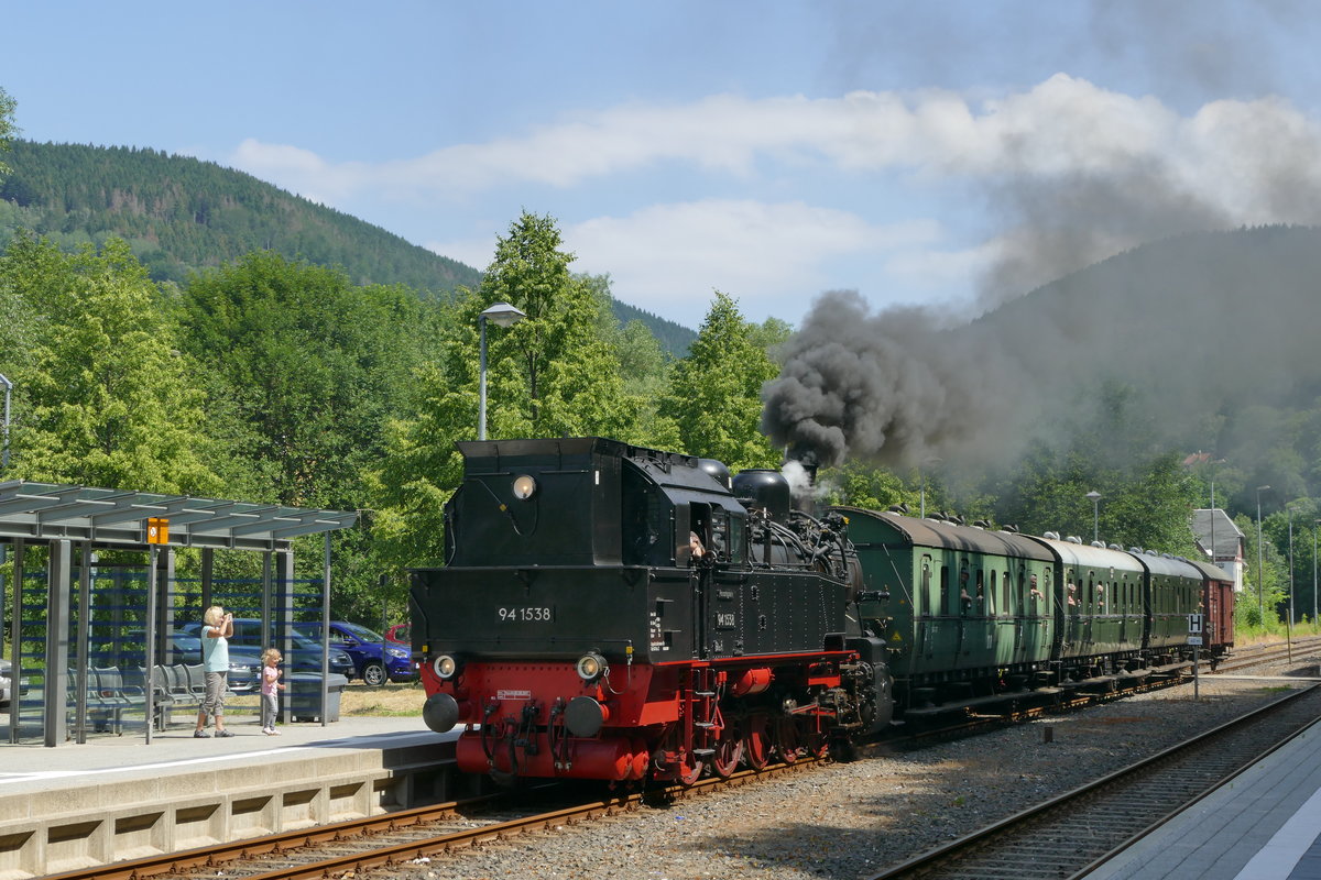 22.06.2019, Heute feiert PIKO in Sonneberg das 70. Jahr seines Bestehens. Selbstverständlich reisen auch Besucher mit Sonderzügen an. Ich habe mir in Rauenstein, dem Bahnhof mit der Spitzkehre, den in Ilmenau gestarteten Zug angeschaut. Gegenüber seinem Fahrplan kam er genau eine Stunde später. Man sagte. er sei in Themar aufgehalten worden. Mit über einer Stunde Verspätung bringt er die ungeduldigen Fahrgäste nun endlich ans Ziel.