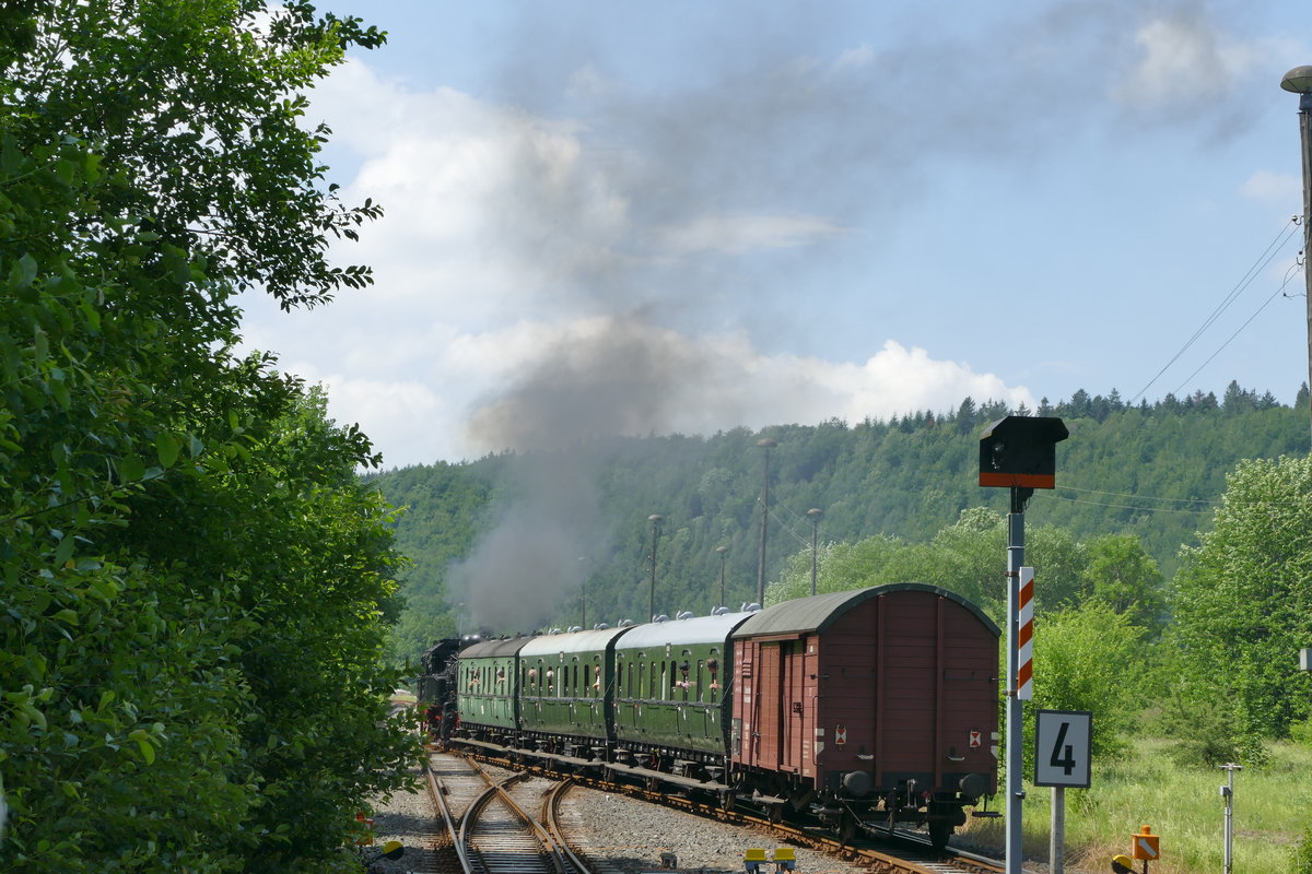 22.06.2019, Heute feiert PIKO in Sonneberg das 70. Jahr seines Bestehens. Selbstverständlich reisten auch Besucher mit Sonderzügen an. Ich habe mir in Rauenstein, dem Bahnhof mit der Spitzkehre, den in Ilmenau gestarteten Zug angeschaut. Gegenüber seinem Fahrplan kam er genau eine Stunde später. Man sagte. er sei in Themar aufgehalten worden. Mit über einer Stunde Verspätung bringt er die ungeduldigen Fahrgäste nun endlich ans Ziel.