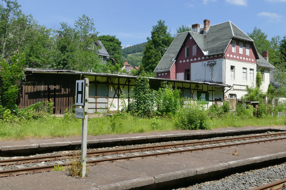 22.06.2019, Heute feiert PIKO in Sonneberg das 70. Jahr seines Bestehens. Selbstverständlich reisten auch Besucher mit Sonderzügen an. Ich habe mir in Rauenstein, dem Bahnhof mit der Spitzkehre, den in Ilmenau gestarteten Zug angeschaut. Als sich die Rauchwolke verzogen hatte, drehte ich noch eine Besichtigungsrunde um das ehemalige Empfangsgebäude, ein verfallendes Idyll im Grünen. 