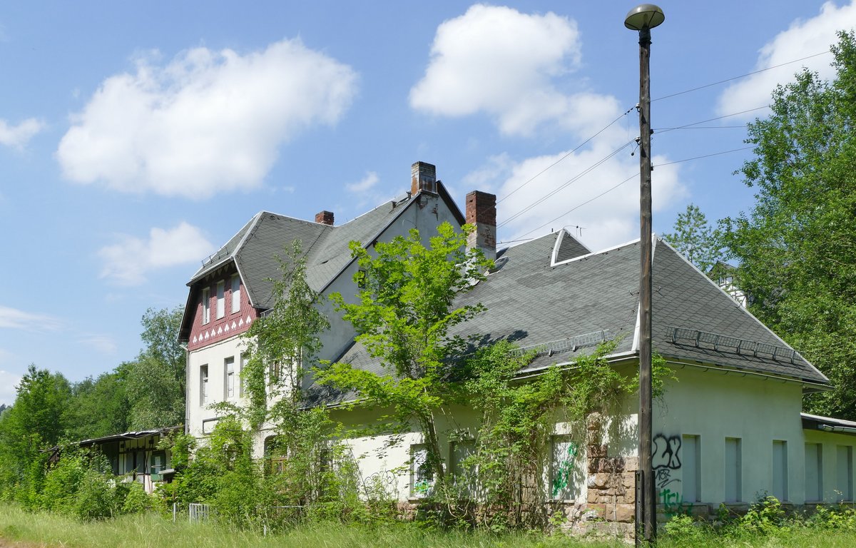 22.06.2019, Heute feiert PIKO in Sonneberg das 70. Jahr seines Bestehens. Selbstverständlich reisten auch Besucher mit Sonderzügen an. Ich habe mir in Rauenstein, dem Bahnhof mit der Spitzkehre, den in Ilmenau gestarteten Zug angeschaut. Als sich die Rauchwolke verzogen hatte, drehte ich noch eine Besichtigungsrunde um das ehemalige Empfangsgebäude, ein verfallendes Idyll im Grünen. 