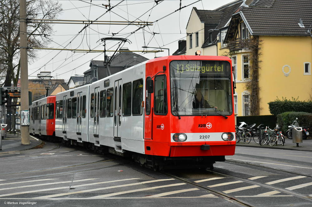 2207 wurde erneut in die aktuellen KVB-Farben lackiert. Hier unterwegs in Köln auf der Kreuzung Zülpicher Str./Gürtel am 10.01.2021.