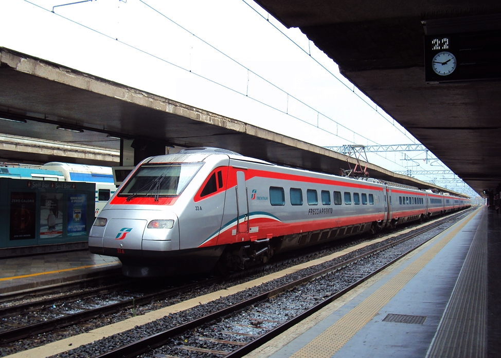 22.07.2014, Bahnhof Roma Termini. Der Hochgeschwindigkeitszug  Pendolino ETR 485  Frecciargento  der Trenitalia wartet auf Abfahrt.