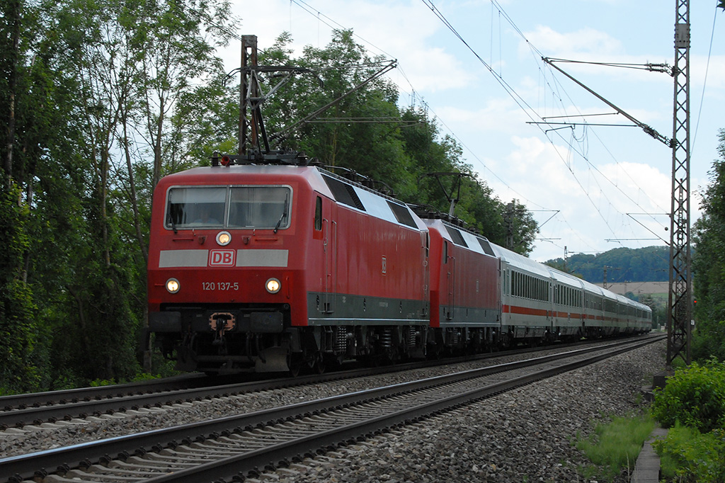 22.07.2017 Streckenabschnitt Uhingen 120 137-5, IC mit Doppeltraktion - Nummer der zweiten Lok konnte ich beim besten Willen nicht raus finden