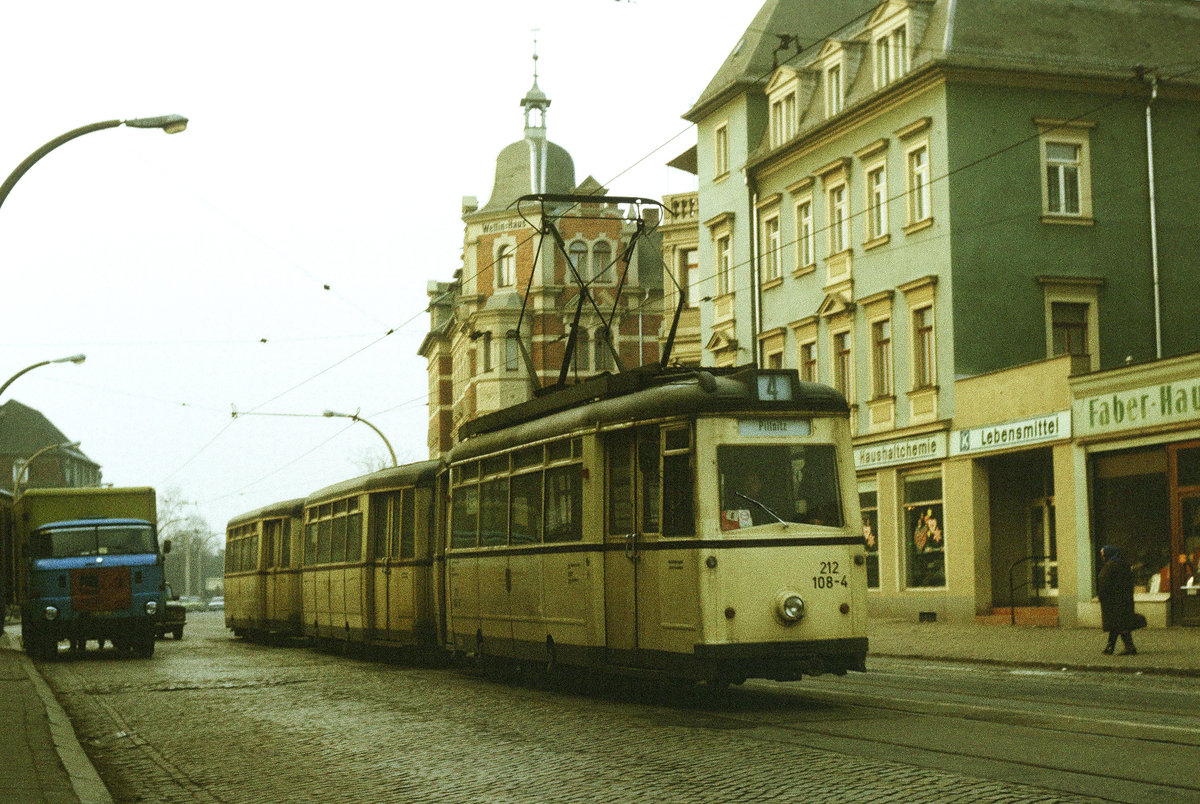 22.08.1984, Straßenbahn Dresden. Tw 212 108 der Linie 4 mit zwei 54er Beiwagen mit Fahrtziel Pillnitz auf der Meißner Straße in Radebeul-West. Im Hintergrund das  Wettin-Haus , ein unter Denkmalschutz stehendes Wohn- und Geschäftshaus. 