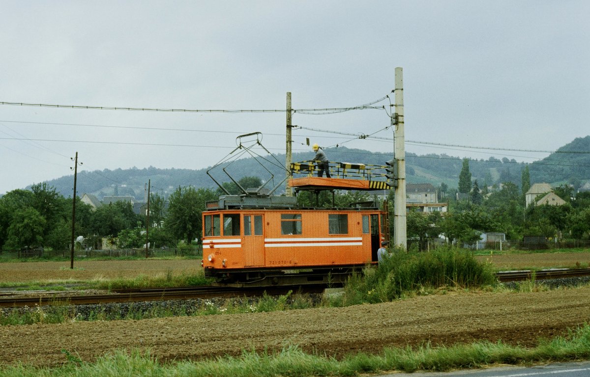 22.08.1984, Verkehrsbetriebe Dresden, Arbeiten an der Fahrleitung der Straßenbahn zwischen Coswig und Radebeul von einem schienengebundenen Turmwagen (MAN-Wagen) aus.