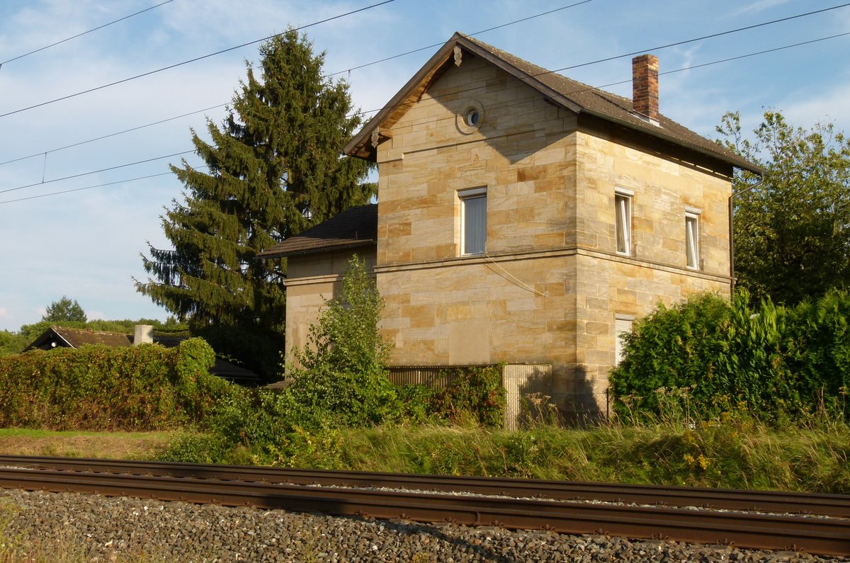 22.08.2012, Das Gebäude des ehemaligen Haltepunktes Oberlangenstadt an der Frankenwaldbahn zwischen Redwitz und Küps. Verfärbungen im Sandstein deuten ein Vordach und eine mittige Tür an.