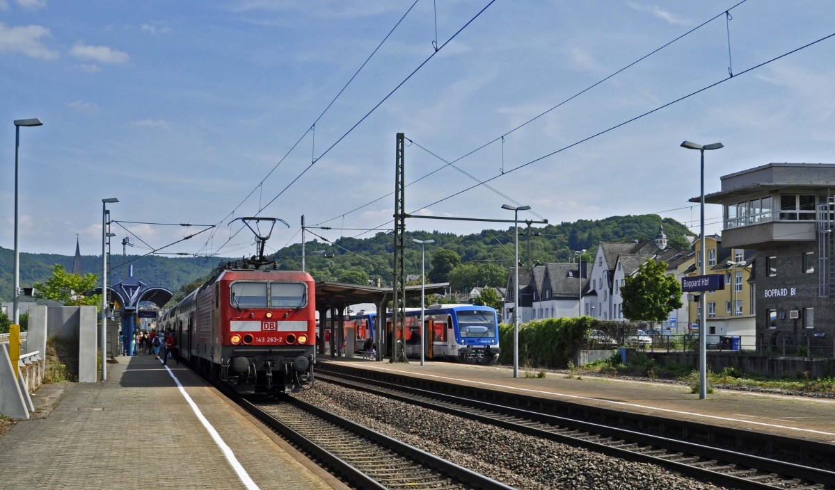 22.08.2013 Boppard Hbf; ein RE 2 wird gleich Richtung Koblenz ausfahren. Die 4-teilige DOSTO-Garnitur wird im Sandwich-Betrieb mit zwei 143ern gefahren. Hier fhrt die 143 263-2