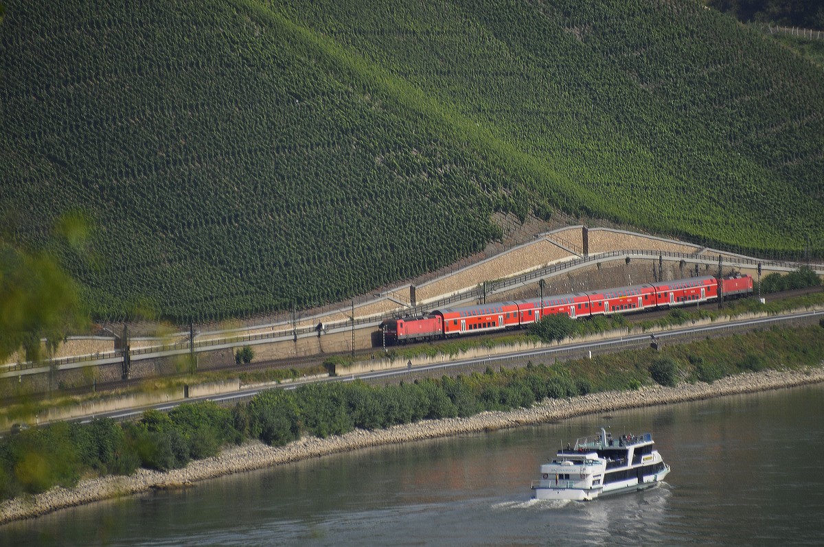 22.08.2013 Rheinschleife bei Boppard; ein RE, mit zwei 143ern im Sandwich-Betrieb gefahren, unterwegs von Koblenz nach Mainz