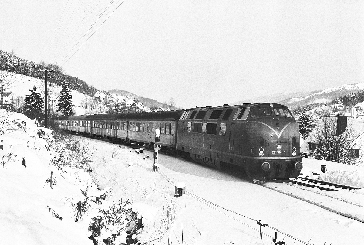 221 104 durchfährt am 13.2.1983 mit D 28007 aus Münster den Bahnhof Silbach.