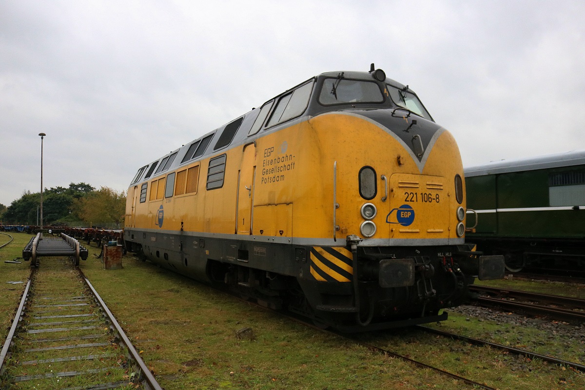 221 106-8 der Eisenbahngesellschaft Potsdam GmbH (EGP) steht am Historischen Lokschuppen Wittenberge der Dampflokfreunde Salzwedel e.V. anlässlich der Herbstdampftage. [7.10.2017 | 15:20 Uhr]