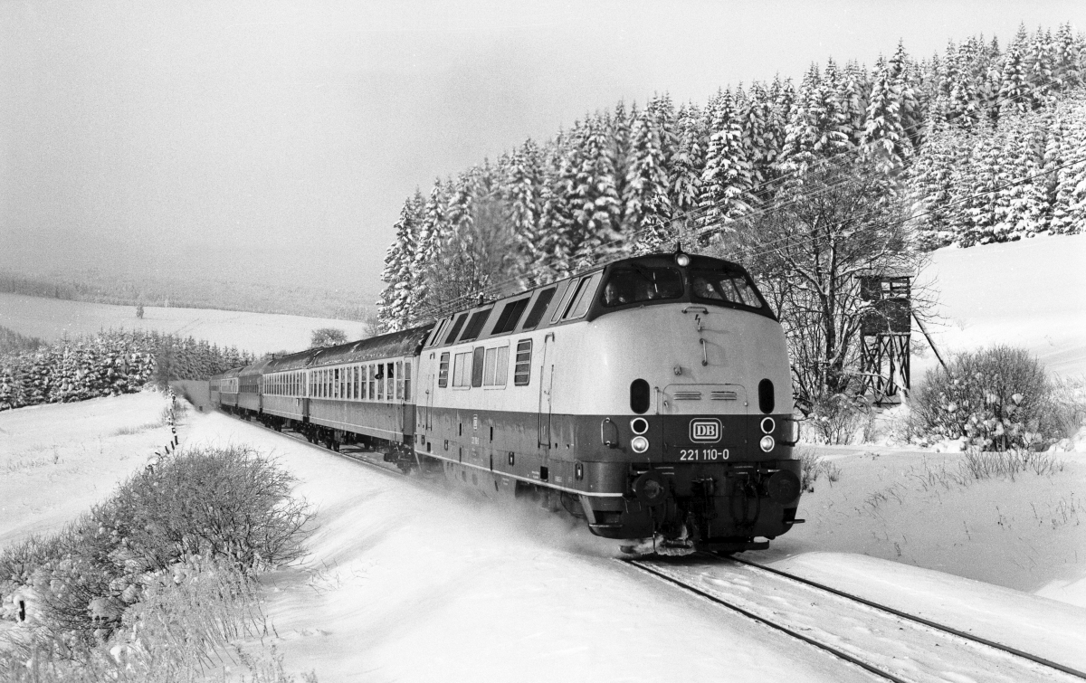 221 110 mit Sonderzug aus Münster kurz vor Winterberg (5.1.1985)