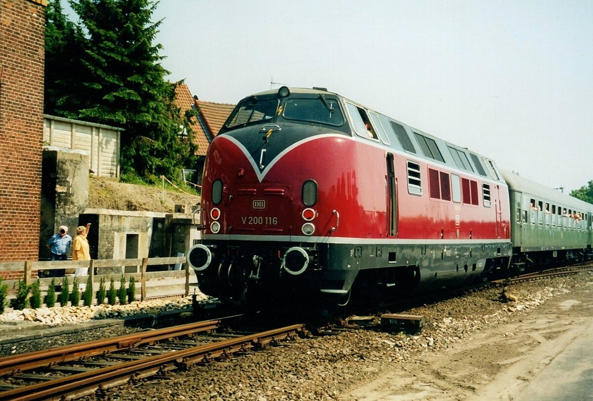 221 116 mit Sonderzug Rheine - Spelle bei der Einfahrt in den Bahnhof Rheine,  Mai 2005