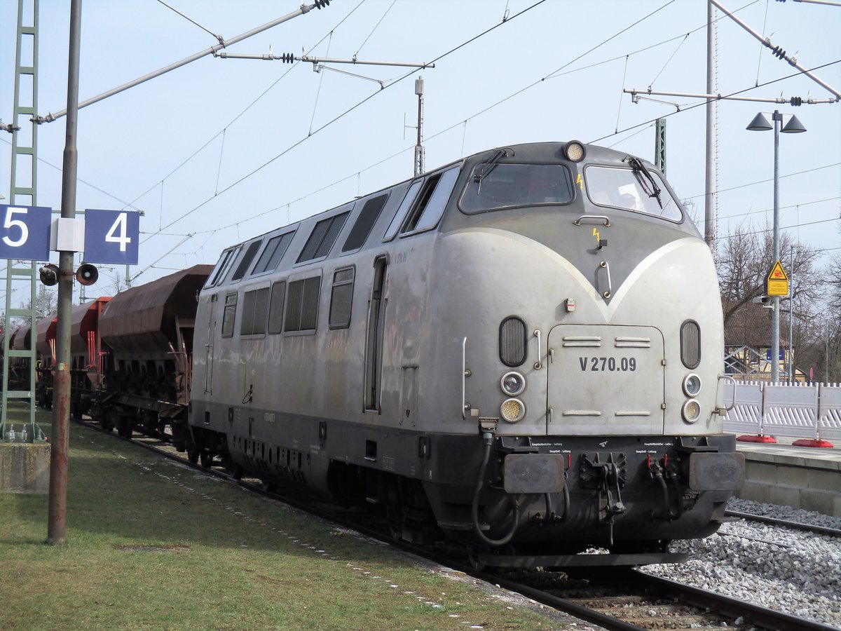 221 121 der SGL GmbH liefert Schotter auf die Baustelle Roth (3.4.2016).