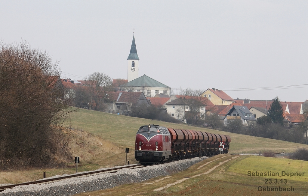 221 124 mit einem leeren Schotterzug zwischen Hirschau und Amberg in Gebenbach am 23.3.13