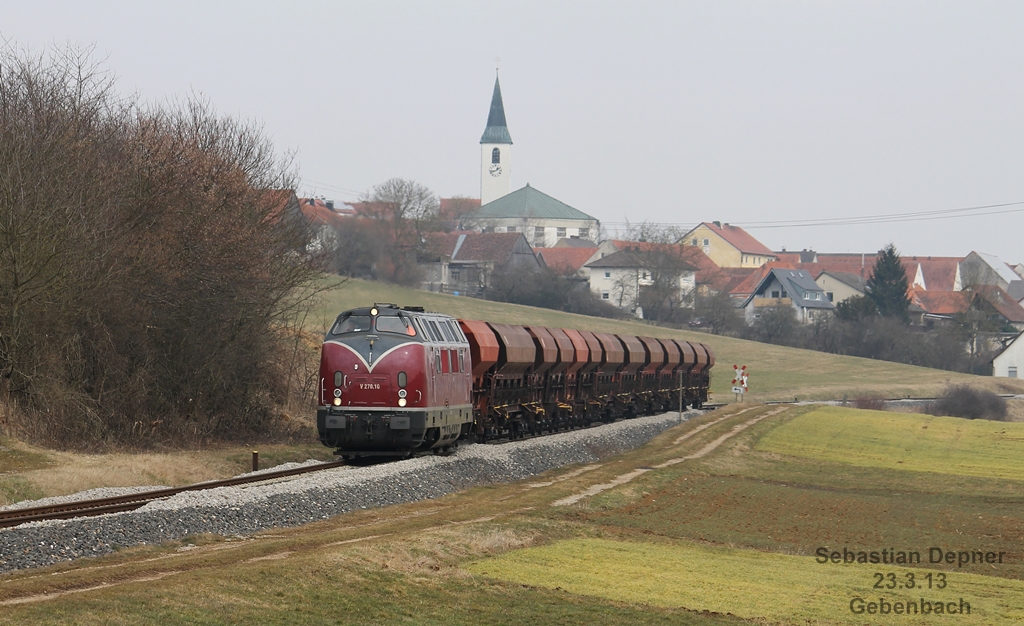 221 124 mit einem leeren Schotterzug zwischen Hirschau und Amberg in Gebenbach am 23.3.13