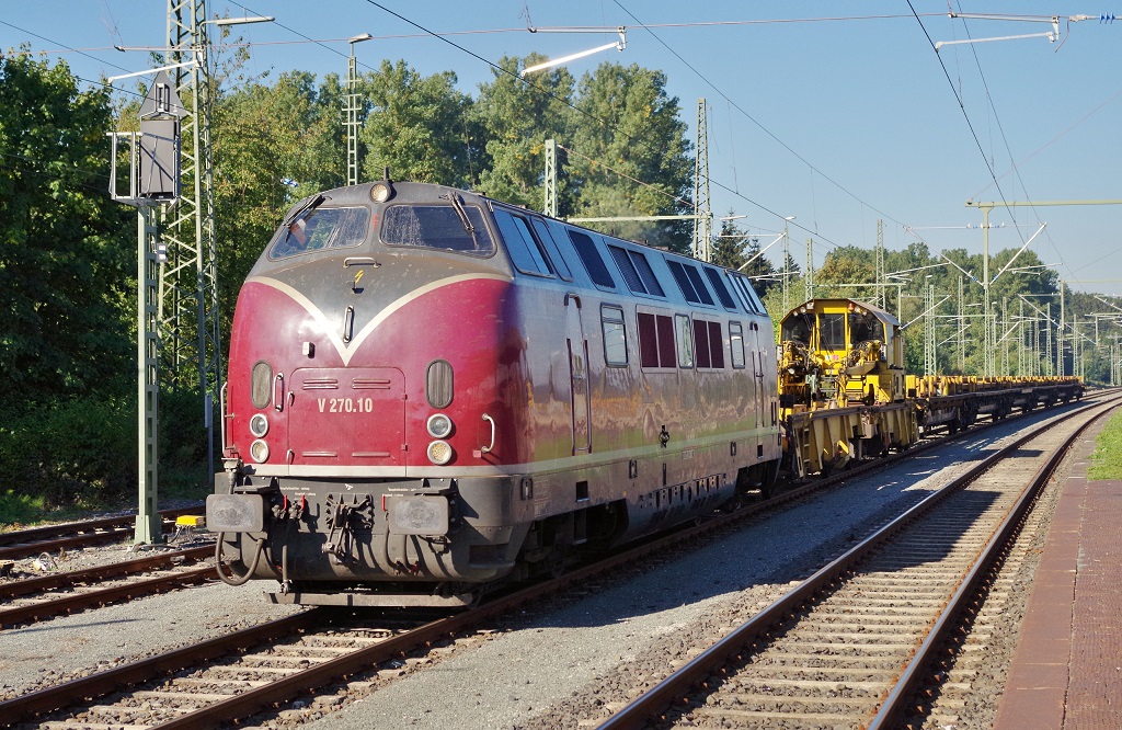 221 124 SGL mit Schienentransportwagenzug am 27.09.2013 in Hochstadt-Marktzeuln. 