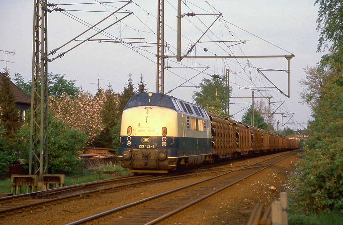 221 132, Oberhausen Blockstraße, 14.05.1986. Die Strecke Meiderich Ost - Styrum wurde 1995 eingestellt.